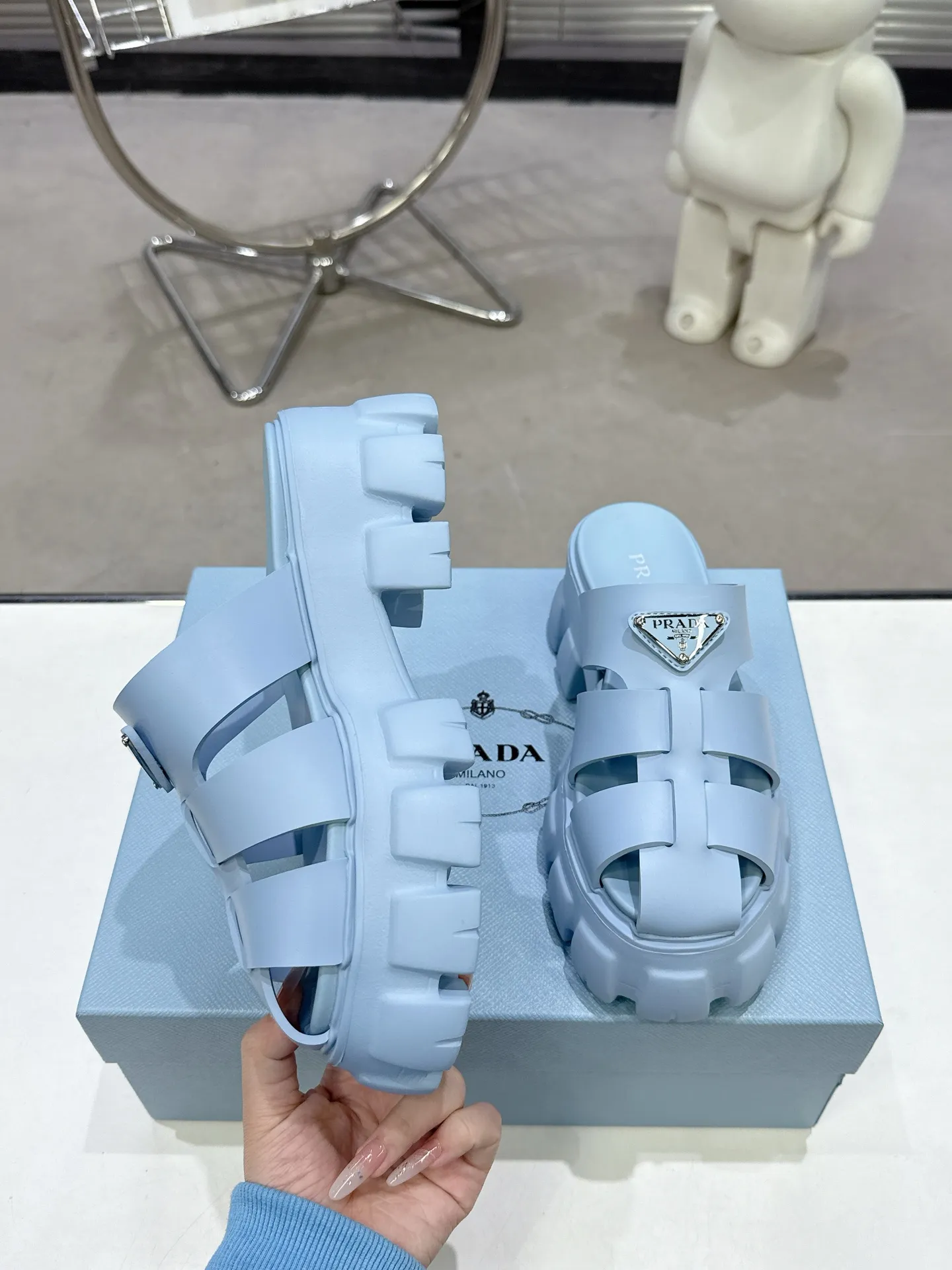 👟👟Ex-factory price 440👟👟 2025 exclusive version super popular🎊🎊🎊prada Prada triangular buckle serrated Roman thick-soled rubber foam ultra-light sandals are retro, fashionable and avant-garde, the upper perfectly restores the original craftsmanship, making the whole pair of shoes light and comfortable, full of holiday feel, bright colors💐💐💐💐 A variety of choices to satisfy fashionable people of different styles! The iconic metal triangle logo is paired with the shape of ancient beach sandals. Every design element is fashionable! Code number 35-40​